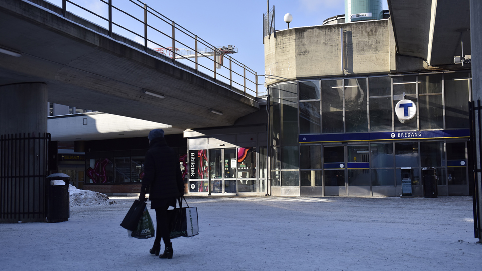 En person går förbi Bredängs tunnelbanestation.